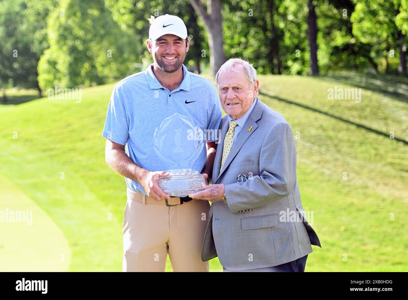 Dublin, Ohio, USA. Juni 2024. Scottie Scheffler (USA) und Jack Nicholas mit der Memorial Tournament Trophy in Dublin, Ohio. Brent Clark/Cal Sport Media/Alamy Live News Stockfoto
