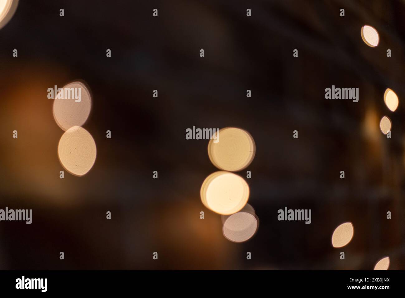 Unscharfe Bokeh-Lichter auf gelbem Hintergrund Stockfoto