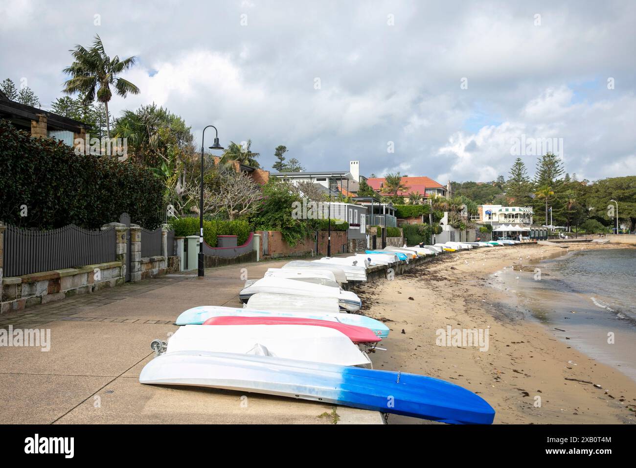 Watsons Bay Sydney, Meeresparade Strandgang mit Ruderbootjollen am Ufer, Sydney, New South Wales, Australien Stockfoto