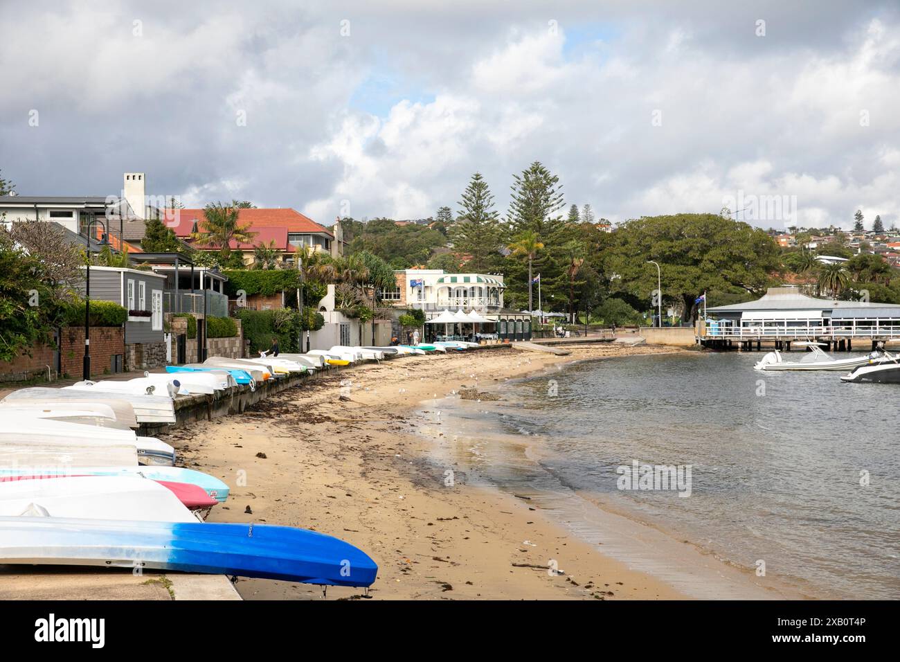 Watsons Bay Sydney, Meeresparade Strandgang mit Ruderbootjollen am Ufer, Sydney, New South Wales, Australien Stockfoto