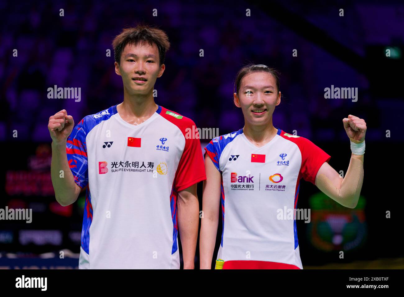 Jakarta, Indonesien. Juni 2024. JIANG Zhen Bang (L) und WEI Ya Xin (R) aus China posieren für Fotos, nachdem sie am sechsten Tag der Kapal API Indonesia Open zwischen JIANG Zhen Bang und WEI Ya Xin aus China und ZHENG Si WEI und HUANG Ya Qiong aus China das gemischte Doppelspiel gewonnen haben im Istora Gelora Bung Karno am 9. Juni 2024 in Jakarta, Indonesien Credit: IOIO IMAGES/Alamy Live News Stockfoto