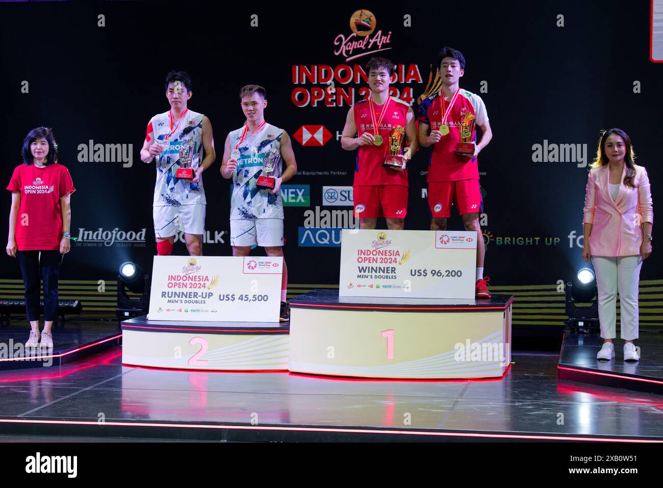 Jakarta, Indonesien. Juni 2024. (L-R) MAN Wei Chong und Kai Wun Tee aus Malaysia, LIANG Wei Keng und WANG Chang aus China posieren mit ihrer Trophäe auf dem Podium nach dem Doppelspiel der Herren am sechsten Tag der Kapal API Indonesia Open zwischen LIANG Wei Keng und WANG Chang aus China und MAN Wei Chong und Kai Wun Tee aus Malaysia AT the Istora Gelora Bung Karno am 9. Juni 2024 in Jakarta, Indonesien Credit: IOIO IMAGES/Alamy Live News Stockfoto