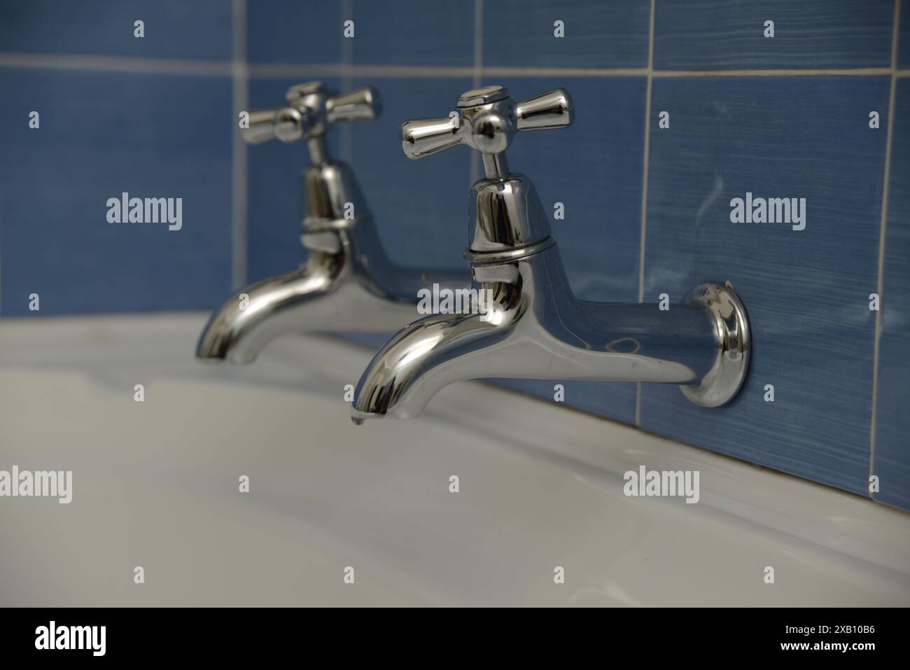 Detail der Wasserhähne in einem Retro-Badezimmer Stockfoto