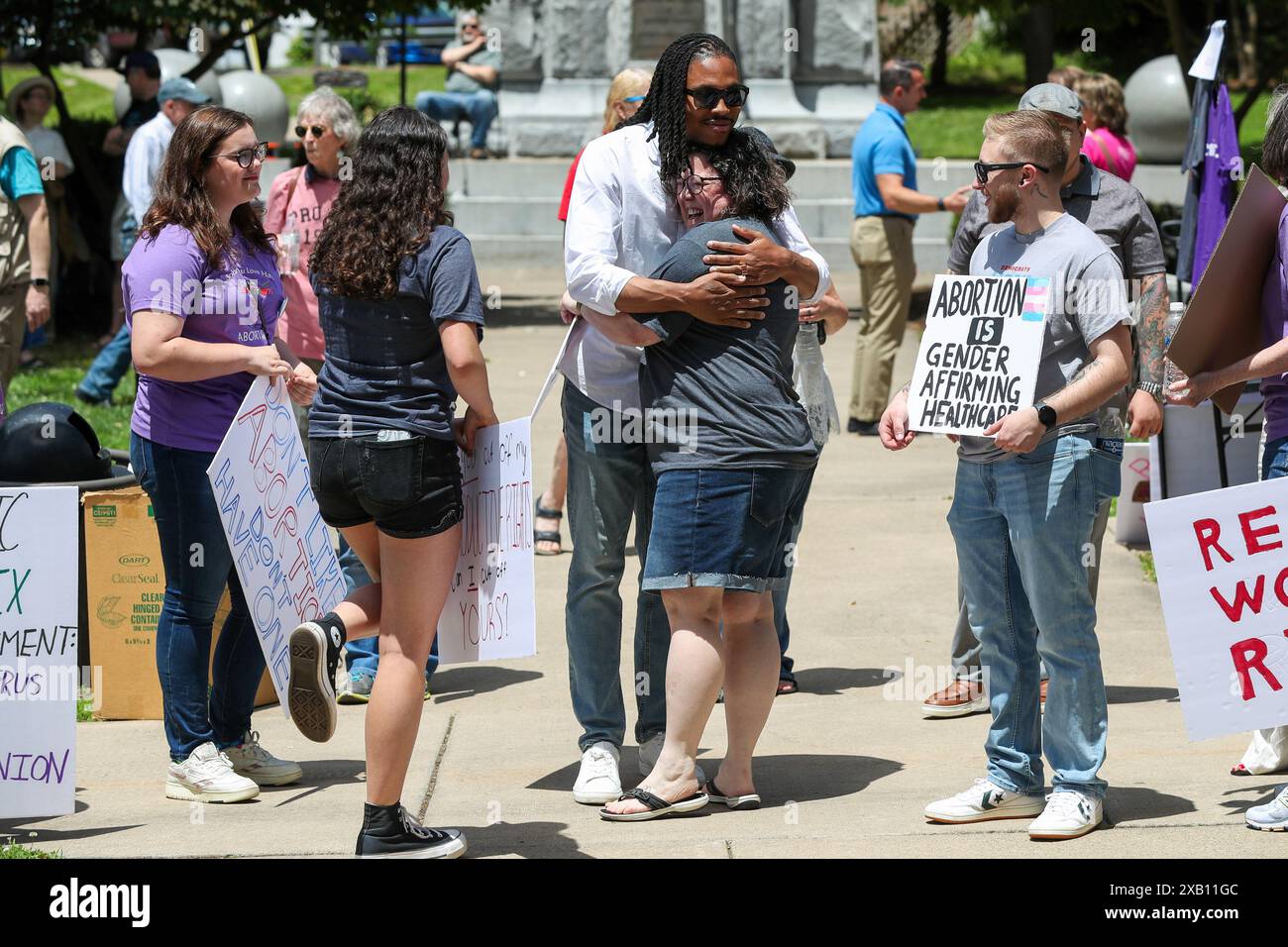 Danville, Usa. Juni 2024. Malcolm Kenyatta (Mitte) begrüßt Menschen bei einer Abtreibungsrechtskundgebung. Kenyatta ist der Kandidat der Demokraten für den Auditor General von Pennsylvania. Die Kundgebung wurde von den Democratic Party Committee of Columbia, Montour und Northumberland Countys organisiert. Die demokratischen Kandidaten für alle drei Bundesämter - Staatsanwalt, Auditor General und Staatsschatzmeister - sprachen bei der Kundgebung. Quelle: SOPA Images Limited/Alamy Live News Stockfoto