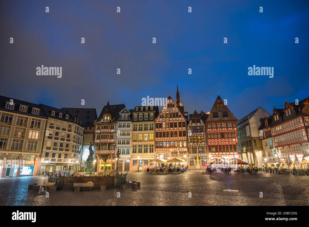 Frankfurt Deutschland, nächtliche Skyline der Stadt am Altstadtplatz Stockfoto
