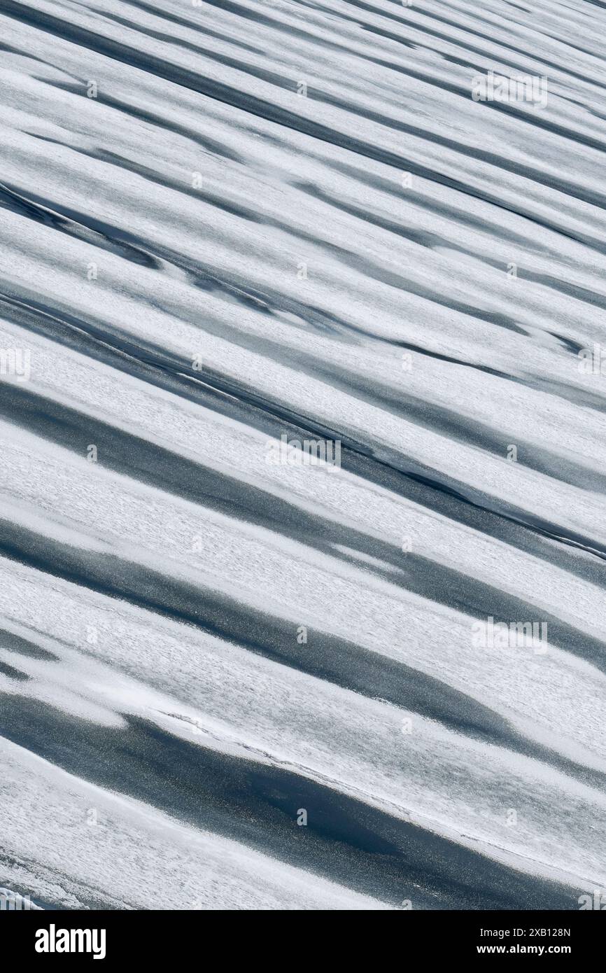 Grönland. Grafische Nahaufnahme des schmelzenden Frühjahrs-Schnelleises. Stockfoto