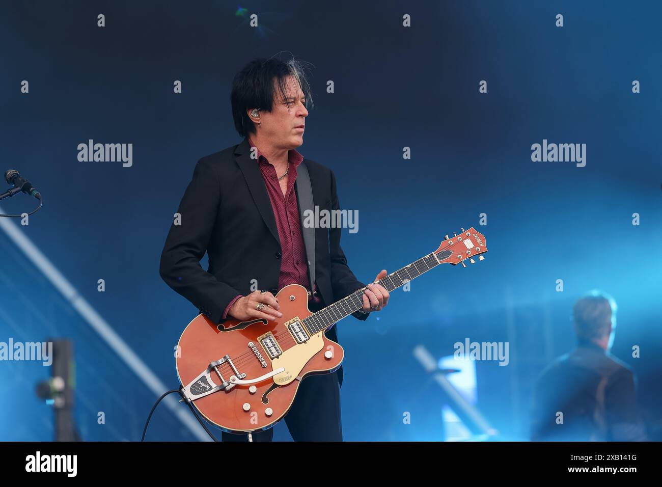 Nürnberg, Deutschland. Juni 2024. Gitarrist Troy Van Leeuwen tritt auf dem Open-Air-Festival Rock im Park mit der amerikanischen Rockband Queens of the Stone Age/QOTSA auf der Utopia Stage auf. Quelle: Daniel Löb/dpa/lob/dpa/Alamy Live News Stockfoto