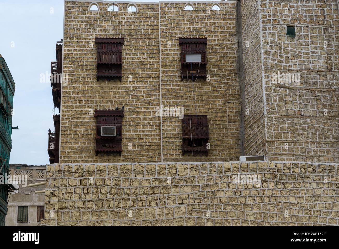 Dschidda, Saudi-Arabien - 21. Dezember 2022: Traditionelle Korallensteinarchitektur im historischen Altstadtviertel. Stockfoto