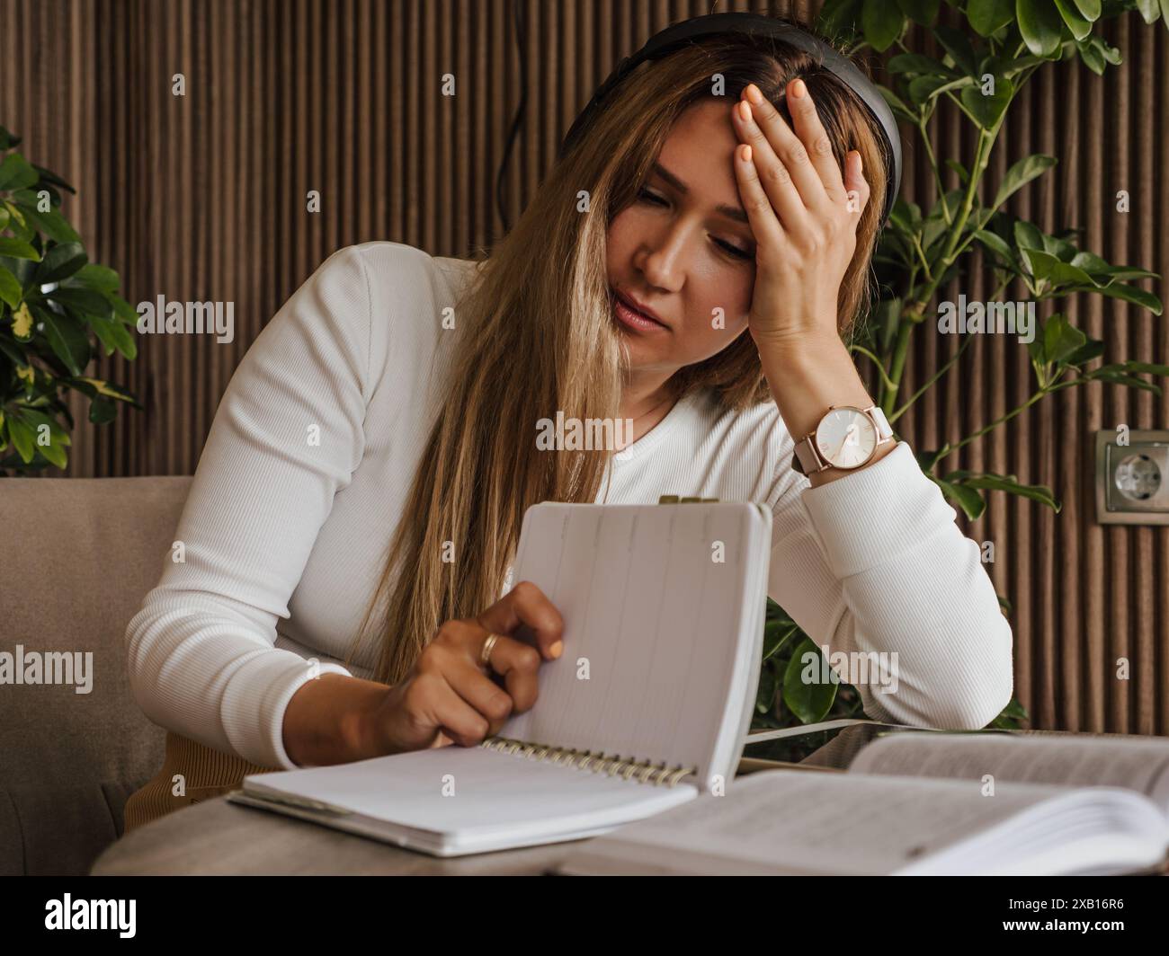 Frau mit ADHS und Legasthenie, Kopf in Frustration, Probleme beim Lesen. Lernschwierigkeiten und psychische Belastung. Stockfoto