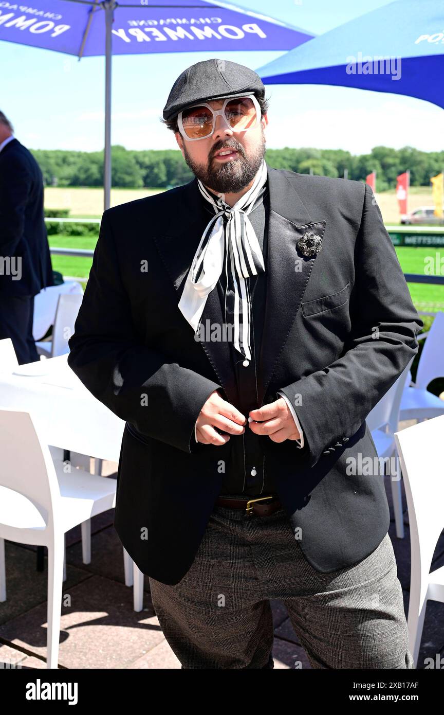 Steven Preisner beim Fashion Raceday auf der Rennbahn Hoppegarten. Berlin, 09.06.2024 *** Steven Preisner beim Fashion Raceday auf der Rennbahn Hoppegarten Berlin, 09 06 2024 Foto:XM.xWehnertx/xFuturexImagex Raceday 4629 Stockfoto