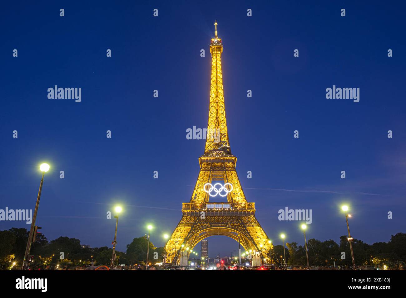 FRANKREICH. PARIS (75) 7. ARRONDISSEMENT. FÜR DIE OLYMPISCHEN UND PARALYMPISCHEN SPIELE 2024 IN PARIS WURDE DER EIFFELTURM AUSGEWÄHLT, UM DIE OLYMPISCHEN RINGE ZU TRAGEN. EIN Stockfoto