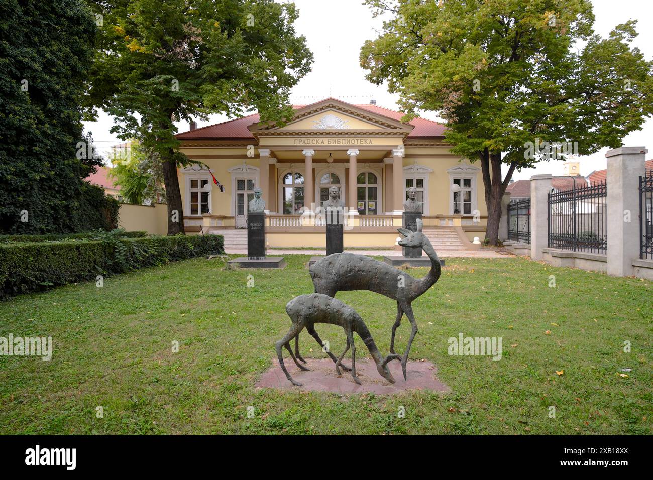Innenhof und neoklassizistische Fassadenabteilung für Kinder und Jugendliche der Stadtbibliothek „Karlo Bijelicki“ in Sombor, Serbien Stockfoto