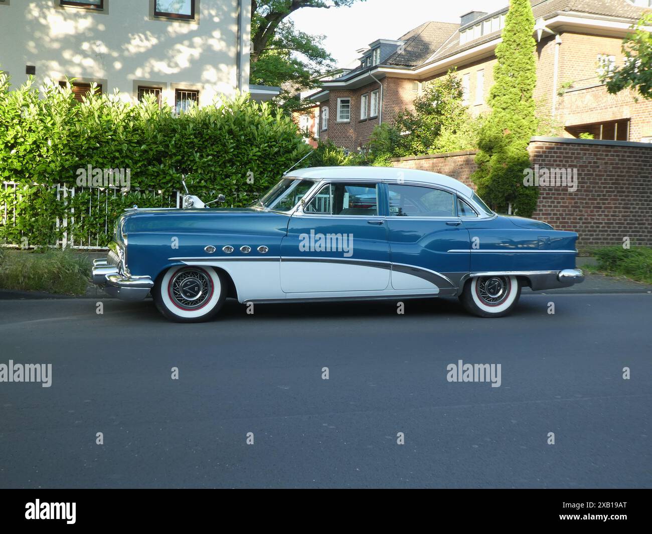 Köln, Deutschland. Juni 2024. Ein Vintage Buick Eight aus den 1950er Jahren steht am Straßenrand. Die Marke Buick gehört zum US-amerikanischen Automobilhersteller General Motors. Quelle: Horst Galuschka/dpa/Horst Galuschka dpa/Alamy Live News Stockfoto