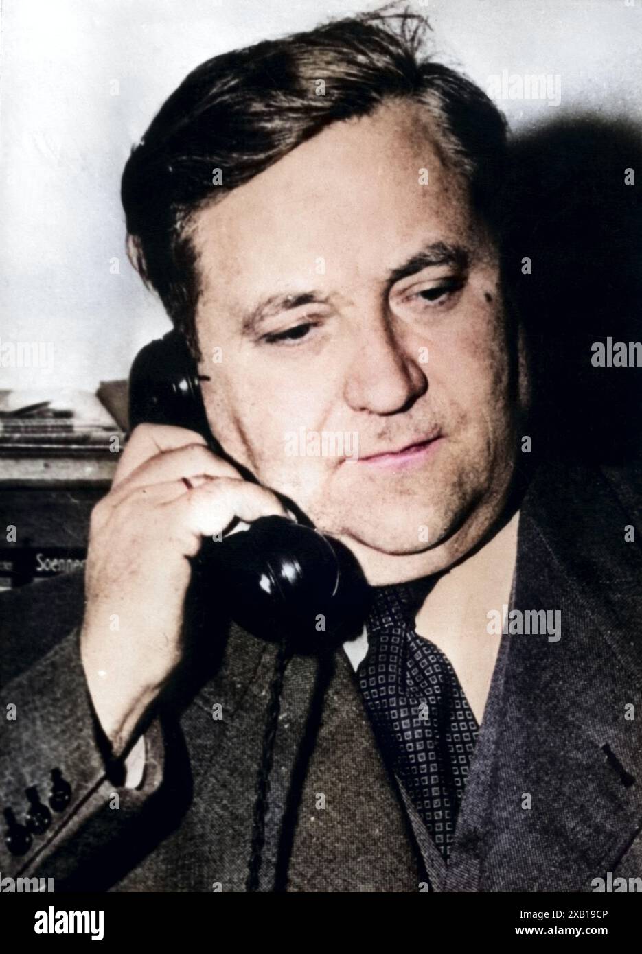 Schmid, Carlo, 3.12.1896 - 11.12.1979, deutscher Politiker (SPD), Porträt, telefonieren am Telefon, ZUSÄTZLICHE RECHTE-CLEARANCE-INFO-NICHT-VERFÜGBAR Stockfoto