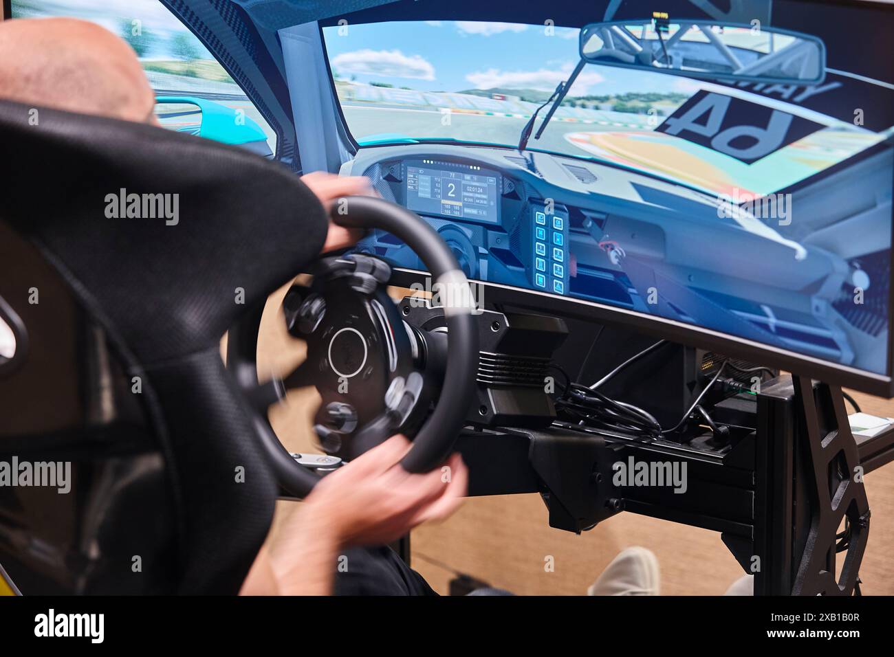 Race Driving Simulator Konsolenspieler. Virtuelle Fahrerkontrolle und Leistung. Stockfoto