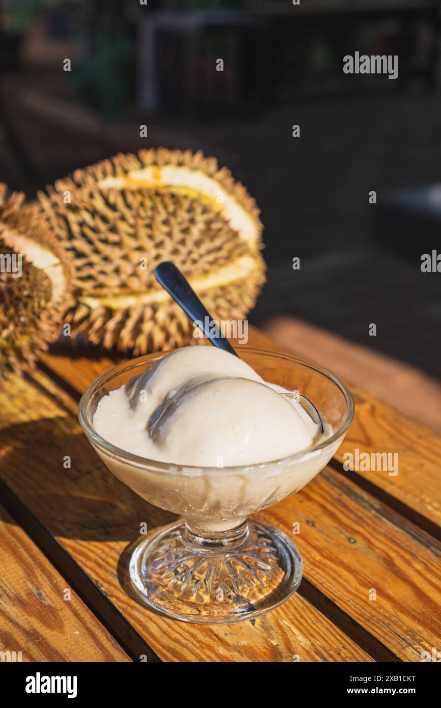 Eisgeschmack Durian, mit einer Durifrucht als Hintergrund, süß und süß-süß Stockfoto