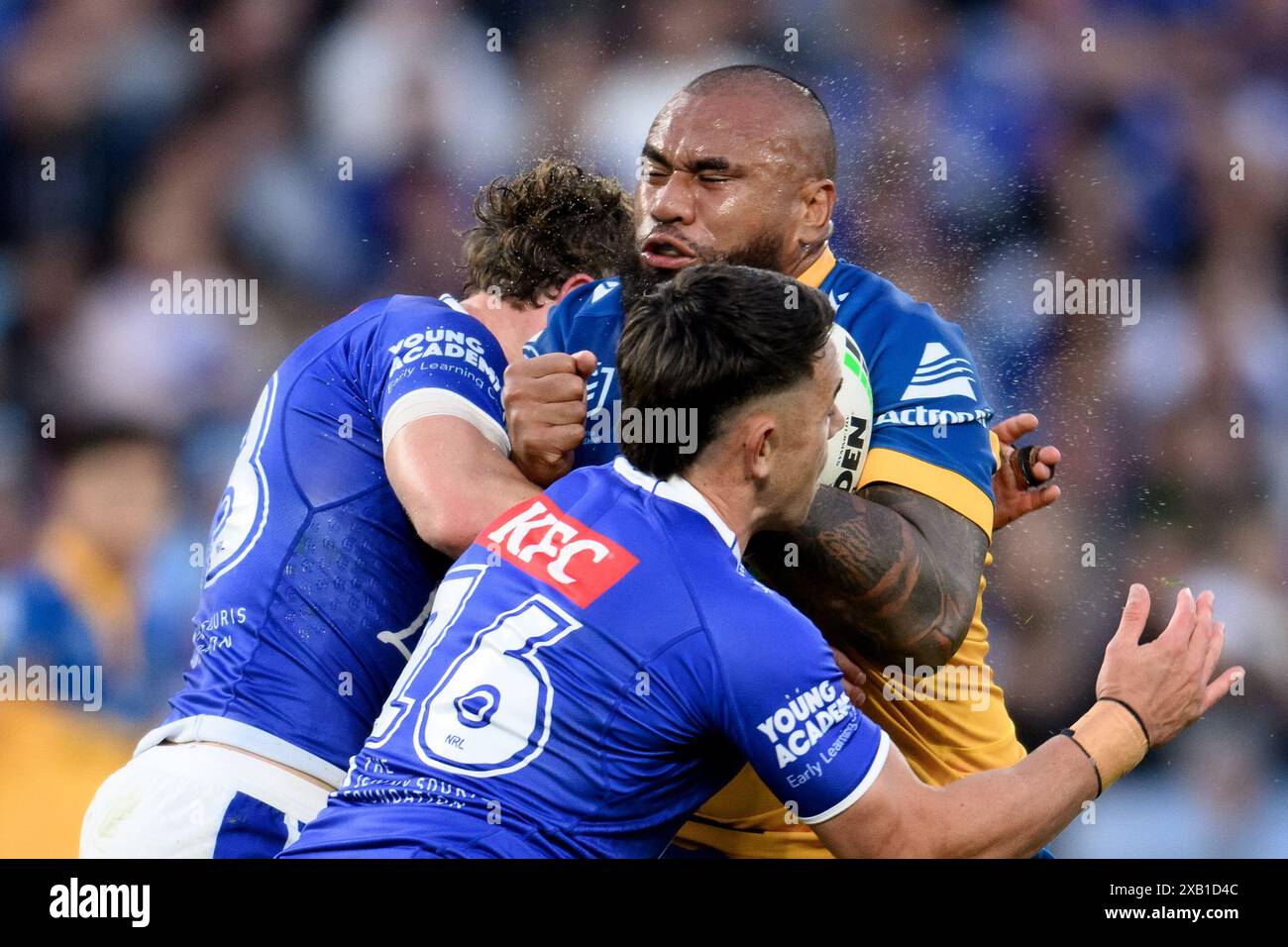Sydney, Australien. Juni 2024. Junior Paulo of the Aels wird am Montag, 10. Juni 2024, im Accor Stadium in Sydney beim NRL-Spiel der Canterbury-Bankstown Bulldogs gegen die Parramatta Aels bekämpft. (AAP Image/Steven Markham) KEINE ARCHIVIERUNG, NUR REDAKTIONELLE VERWENDUNG Credit: Australian Associated Press/Alamy Live News Stockfoto