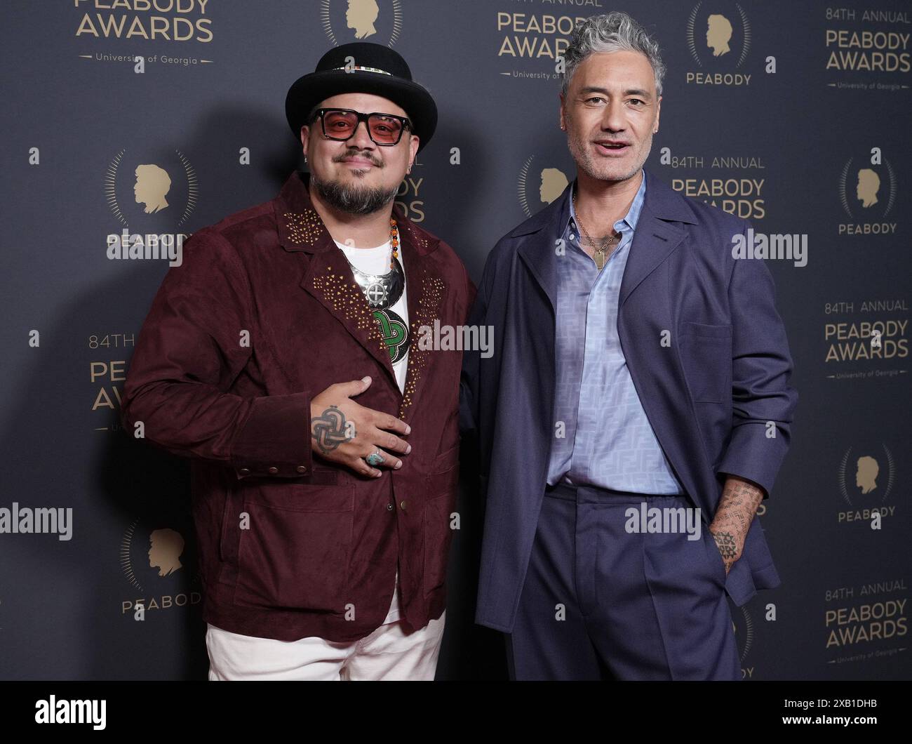 Los Angeles, USA. Juni 2024. (L-R) Sterlin Harjo und Taika Waititi bei den 84. Jährlichen Peabody Awards, die am Sonntag im Beverly Wilshire in Beverly Hills, KALIFORNIEN, stattfanden, Juni 2024. (Foto: Sthanlee B. Mirador/SIPA USA) Credit: SIPA USA/Alamy Live News Stockfoto