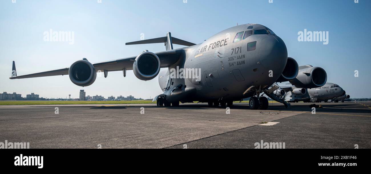 Die C-17 Globemaster III der US Air Force, die der 6th Airlift Squadron (AS) zugeordnet ist, stehen bereit auf der Fluglinie auf der Yokota Air Base, Japan, zur Unterstützung von Stockfoto