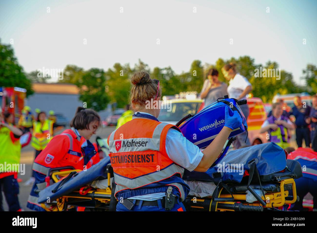 Großübung in Wernau - Ammoniak austritt in Eishalle mehrere verletzte - Feuerwehren und Rettungsdienst üben MANV Szenario - 7aIMG: 0483735 -Baden-Württemberg, Wernau Neckar, Deutschland *** Großübung in Wernau Ammoniak in Eislaufbahn mehrere verletzte Feuerwehren und Rettungsdienste üben MANV Szenario 7aIMG 0483735 Baden Württemberg, Wernau Neckar, Deutschland Copyright: 7aktuell.dex x7aktuell 0483735 20240607 7a uebungwernau 483735 Stockfoto