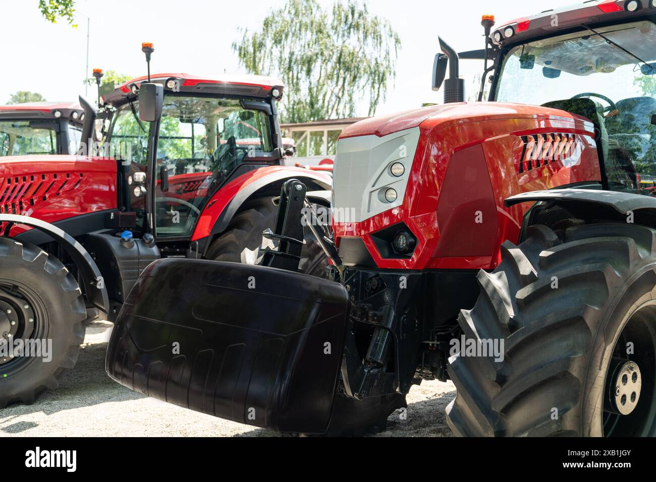 Reihe roter landwirtschaftlicher Traktoren zum Verkauf Stockfoto
