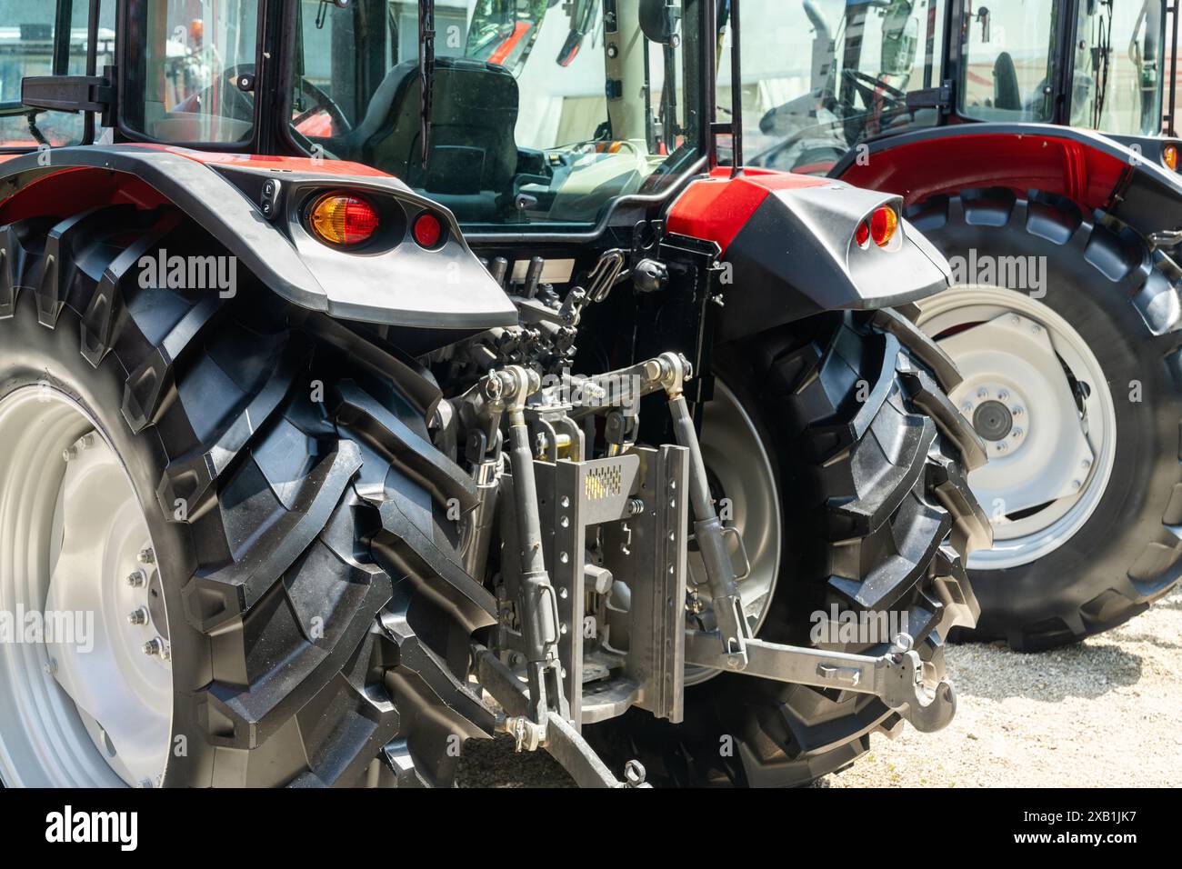 Reihe roter landwirtschaftlicher Traktoren zum Verkauf Stockfoto