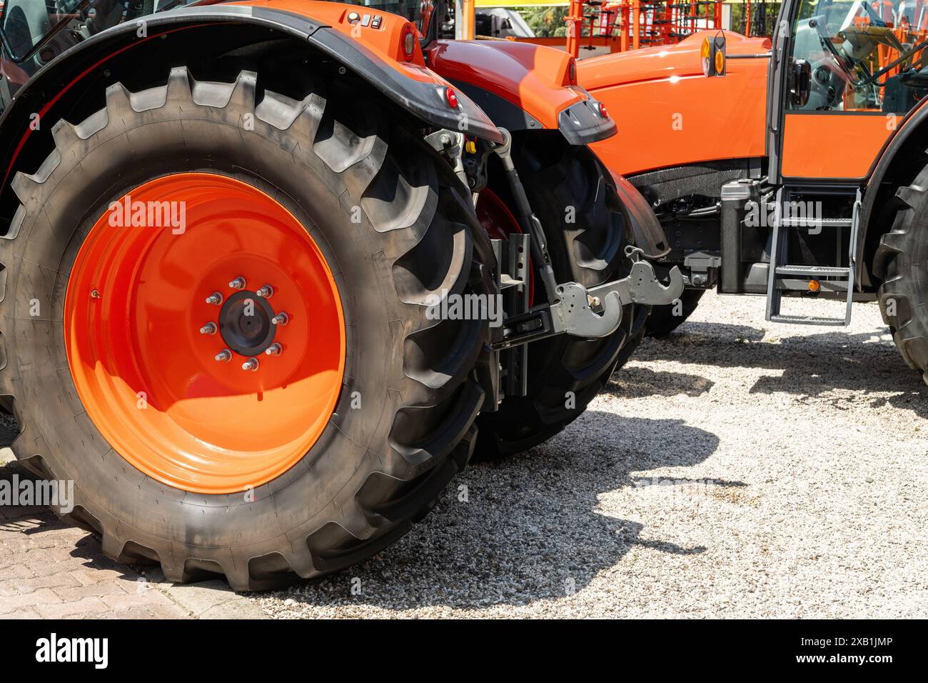 Reihe roter landwirtschaftlicher Traktoren zum Verkauf Stockfoto