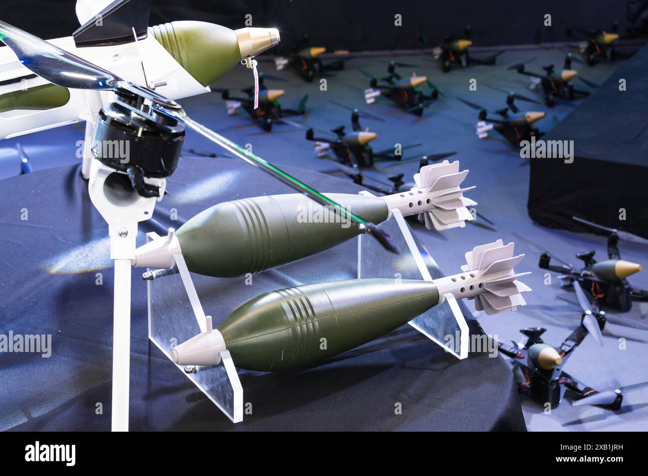 Militärdrohnen mit Bomben bewaffnet Stockfoto
