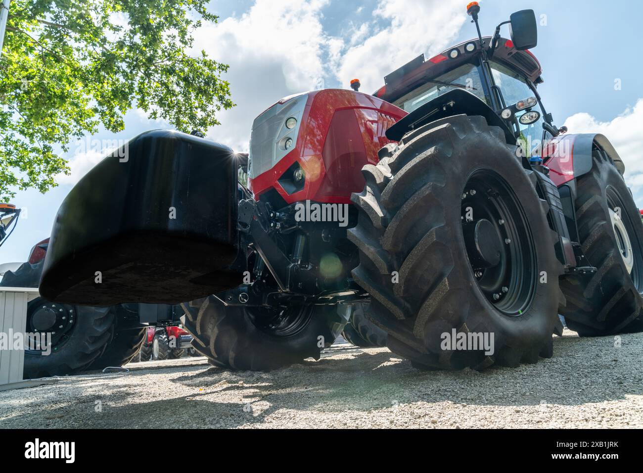 Moderner roter landwirtschaftlicher Traktor, Ansicht von unten Stockfoto