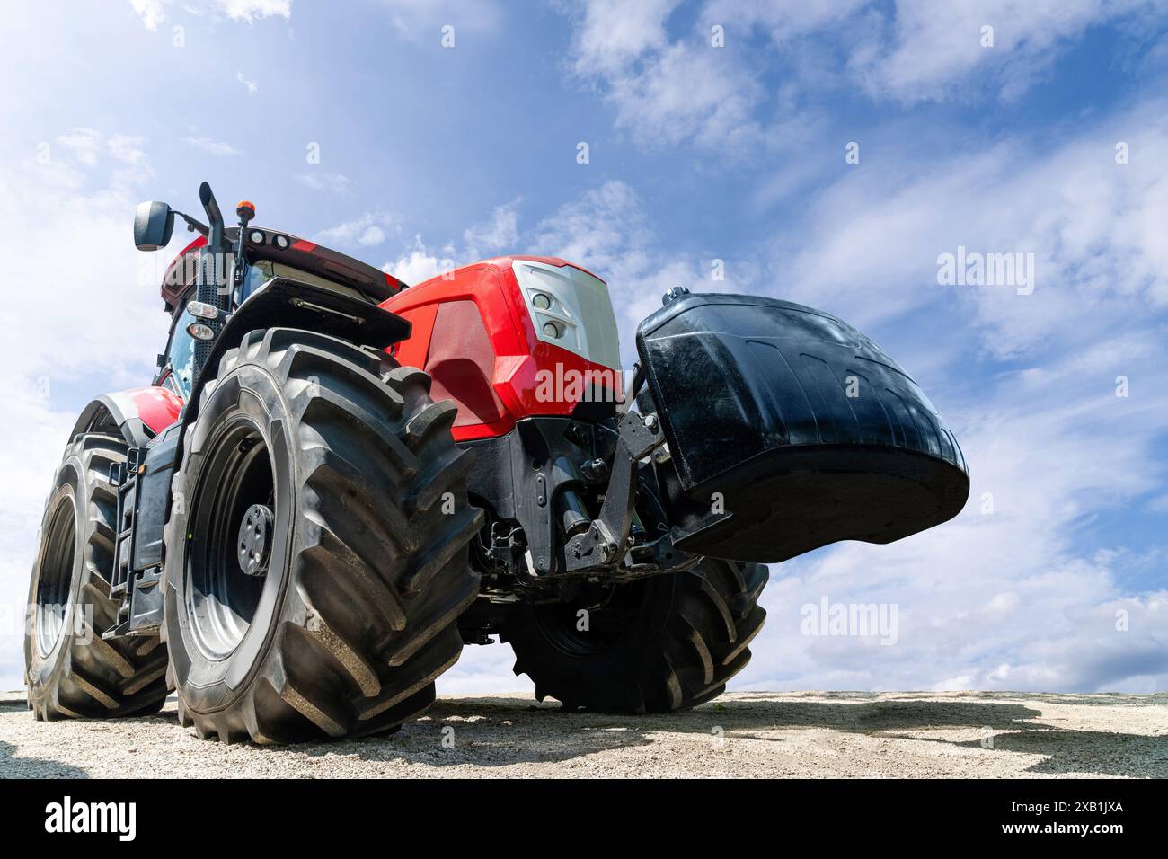 Moderner roter landwirtschaftlicher Traktor, Ansicht von unten Stockfoto