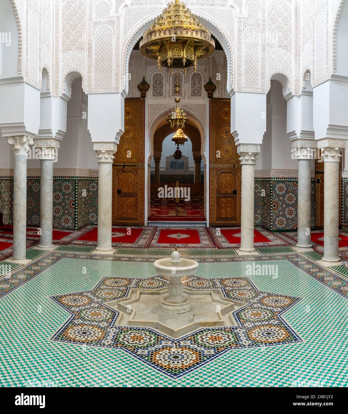 Meknes, Marokko - 5. März 2024: Innenhof des Mausoleums von Moulay Isma'il in der Innenstadt von Mekens Stockfoto