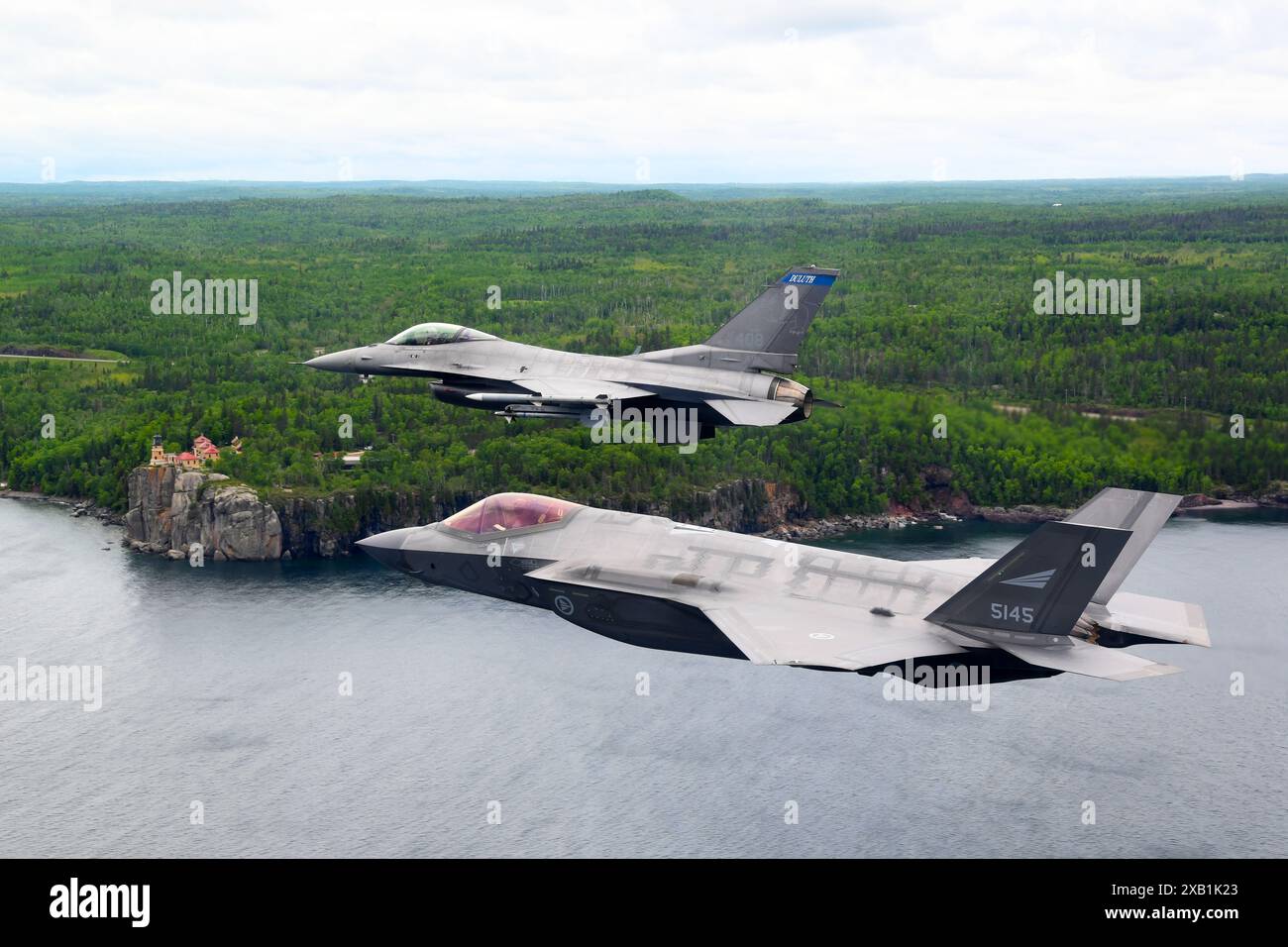Ein F-16 Kampffalke der US Air Force vom 148th Fighter Wing in Duluth, Minn. wird in Formation mit einer F-35 Lightning II geflogen, die der 62nd F zugeordnet ist Stockfoto