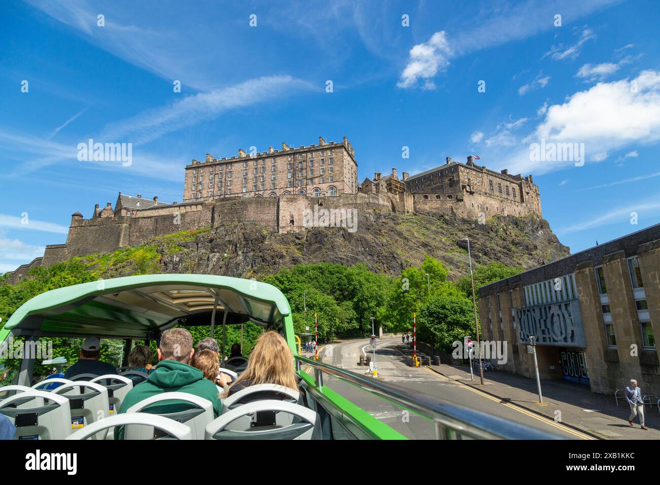 Gruppe von Touristen, die eine Tour im offenen Bus durch Edinburgh genießen, vorbei an Edinburgh Castle Stockfoto