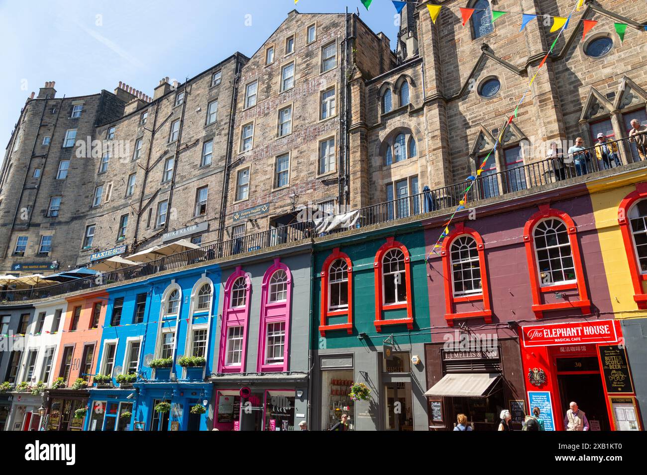 Die Victoria Street ist berühmt für ihre farbenfrohen Geschäfte in Edinburgh, Schottland Stockfoto