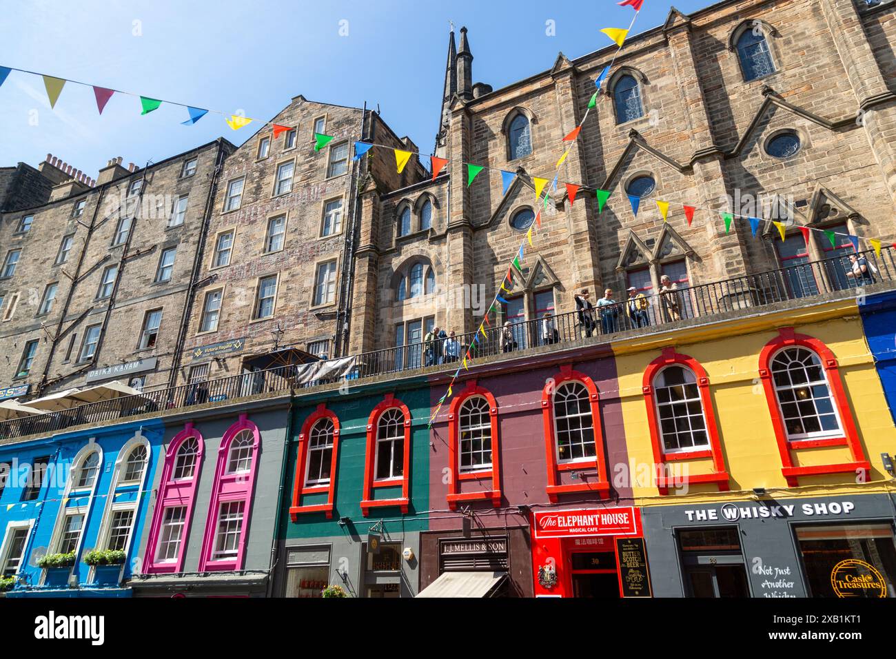 Die Victoria Street ist berühmt für ihre farbenfrohen Geschäfte in Edinburgh, Schottland Stockfoto