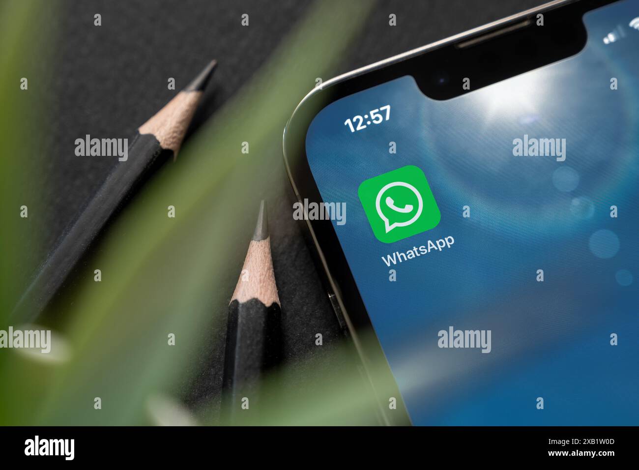 Antalya, Türkei – 5. Juni 2024: WhatsApp App-Logo auf dem iPhone-Smartphone-Bildschirm Stockfoto