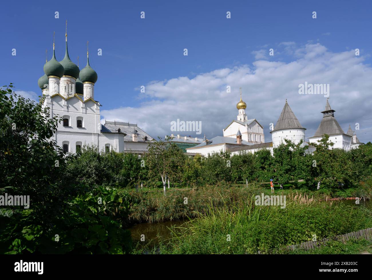 Metropolitan Garden mit Teich und Apfelbäumen und die Kirche St. Gregor, der Theologe des 17. Jahrhunderts im Kreml in Rostow dem Großen Stockfoto