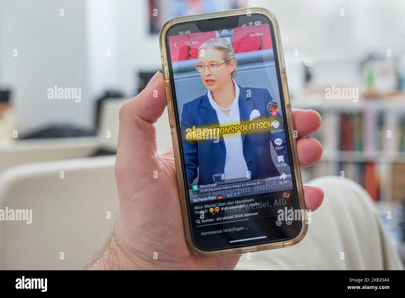Hand hŠlt ein Mobiltelefon auf dessen Display auf der Plattform TikTok ein Video der AFD Politikerin Alice Weidel zu sehen ist *** Hand hält einen Mobi Stockfoto