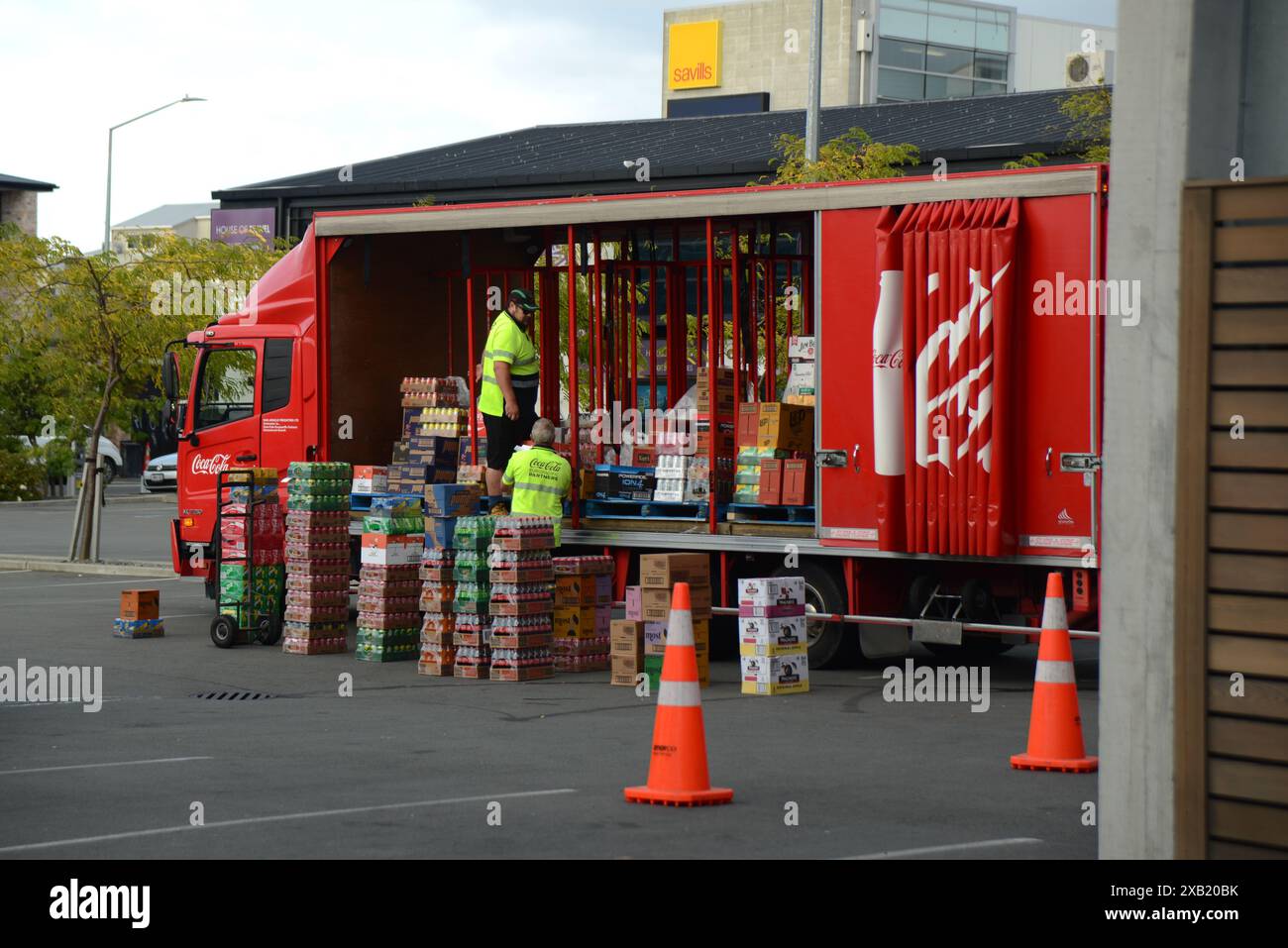 CHRISTCHURCH, NEUSEELAND, 1. MÄRZ 2023, LKW-Fahrer entladen eine Ladung Coca-Cola-Drinks in einem Café in der Innenstadt Stockfoto