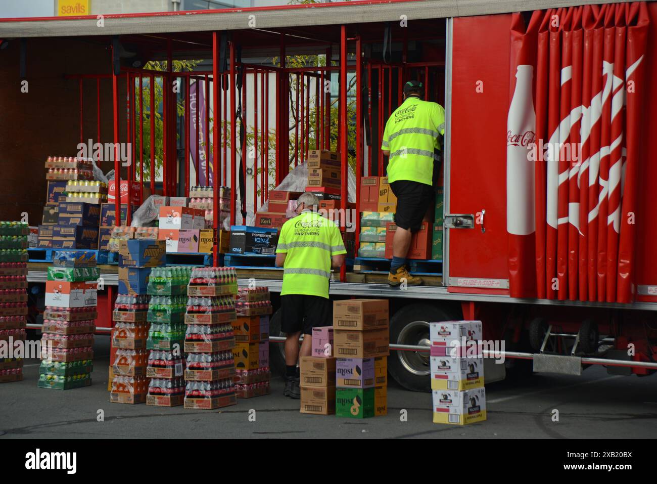 CHRISTCHURCH, NEUSEELAND, 1. MÄRZ 2023, LKW-Fahrer entladen eine Ladung Coca-Cola-Drinks in einem Café in der Innenstadt Stockfoto