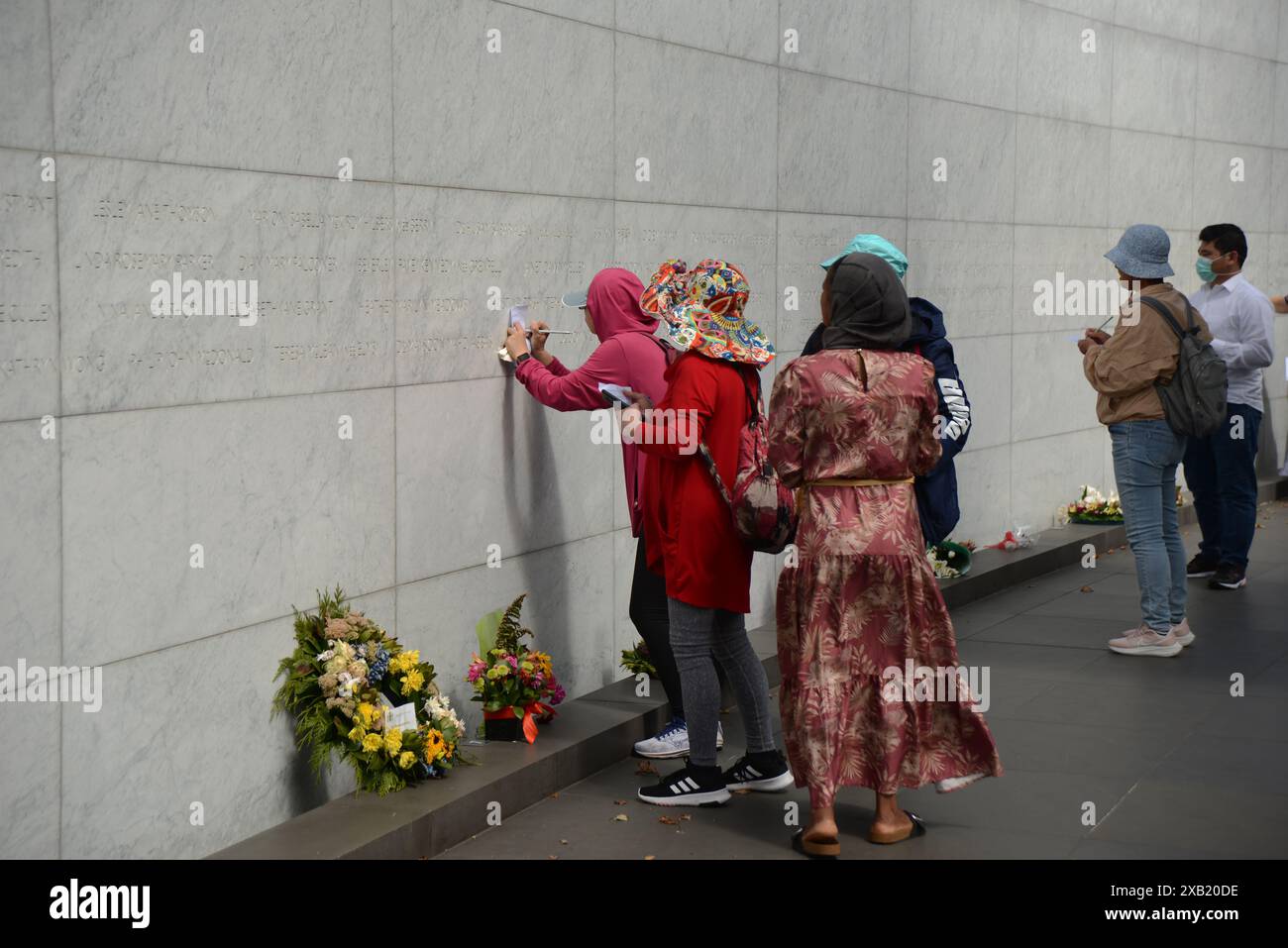 CHRISTCHURCH, NEUSEELAND, am 1. MÄRZ 2023 versammeln sich Touristen am Christchurch Earthquake Memorial in Neuseeland. Die Gedenkstätte zeichnet die Namen des auf Stockfoto