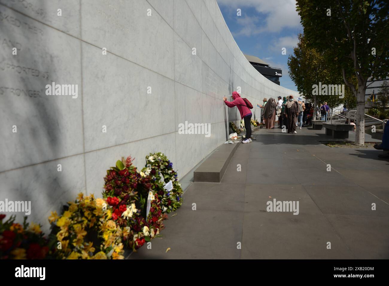 CHRISTCHURCH, NEUSEELAND, am 1. MÄRZ 2023 versammeln sich Touristen am Christchurch Earthquake Memorial in Neuseeland. Die Gedenkstätte zeichnet die Namen des auf Stockfoto