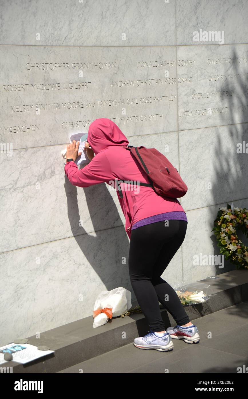 CHRISTCHURCH, NEUSEELAND, 1. MÄRZ 2023: Ein Tourist nimmt eine Reibung vom Christchurch Earthquake Memorial in Neuseeland. Die Gedenkstätte trägt den auf Stockfoto