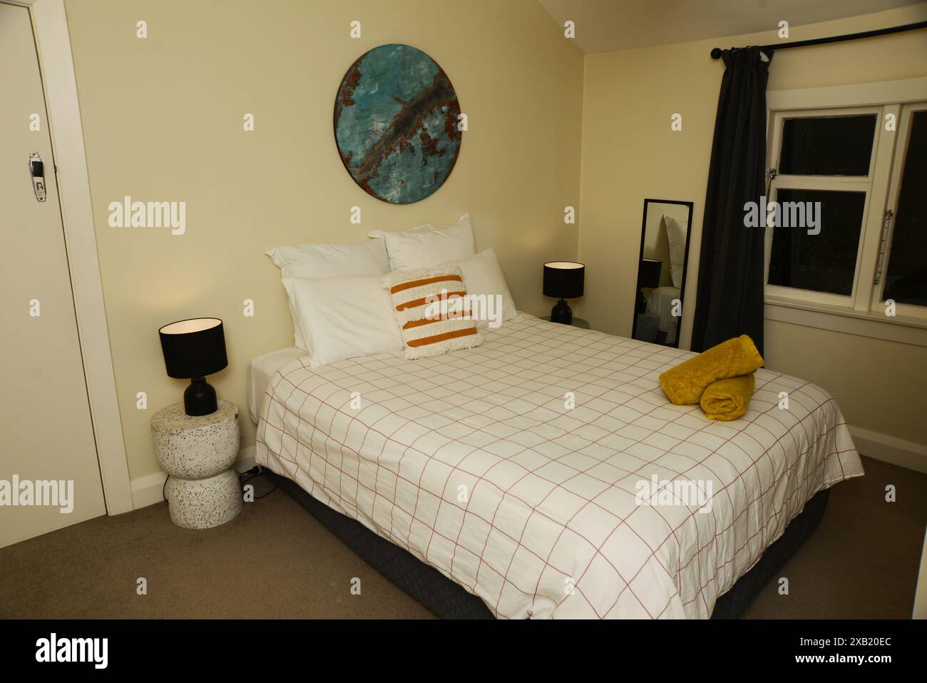 CHRISTCHURCH, NEUSEELAND, 15. JULI 2023: Innenausstattung eines Retro-Schlafzimmers mit Doppelbett, Nachtschränken und stilvoller Inneneinrichtung. Stockfoto