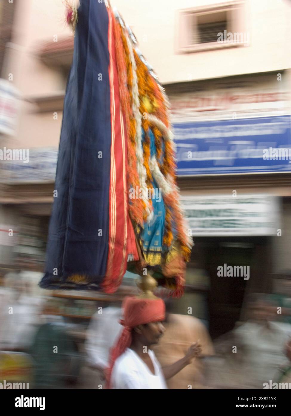 Ein Mann tanzt mit einer Ikone eines hinduistischen Gottes, Indien. Stockfoto