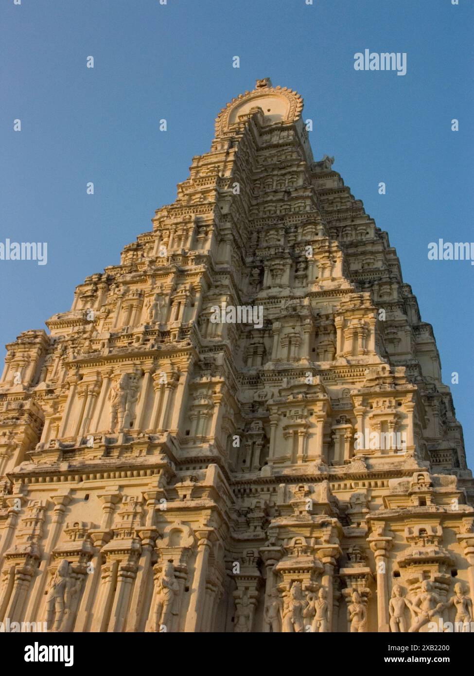 Geschnitzte Diebe am Eingang des Hindutempels in Hampi, Indien. Stockfoto
