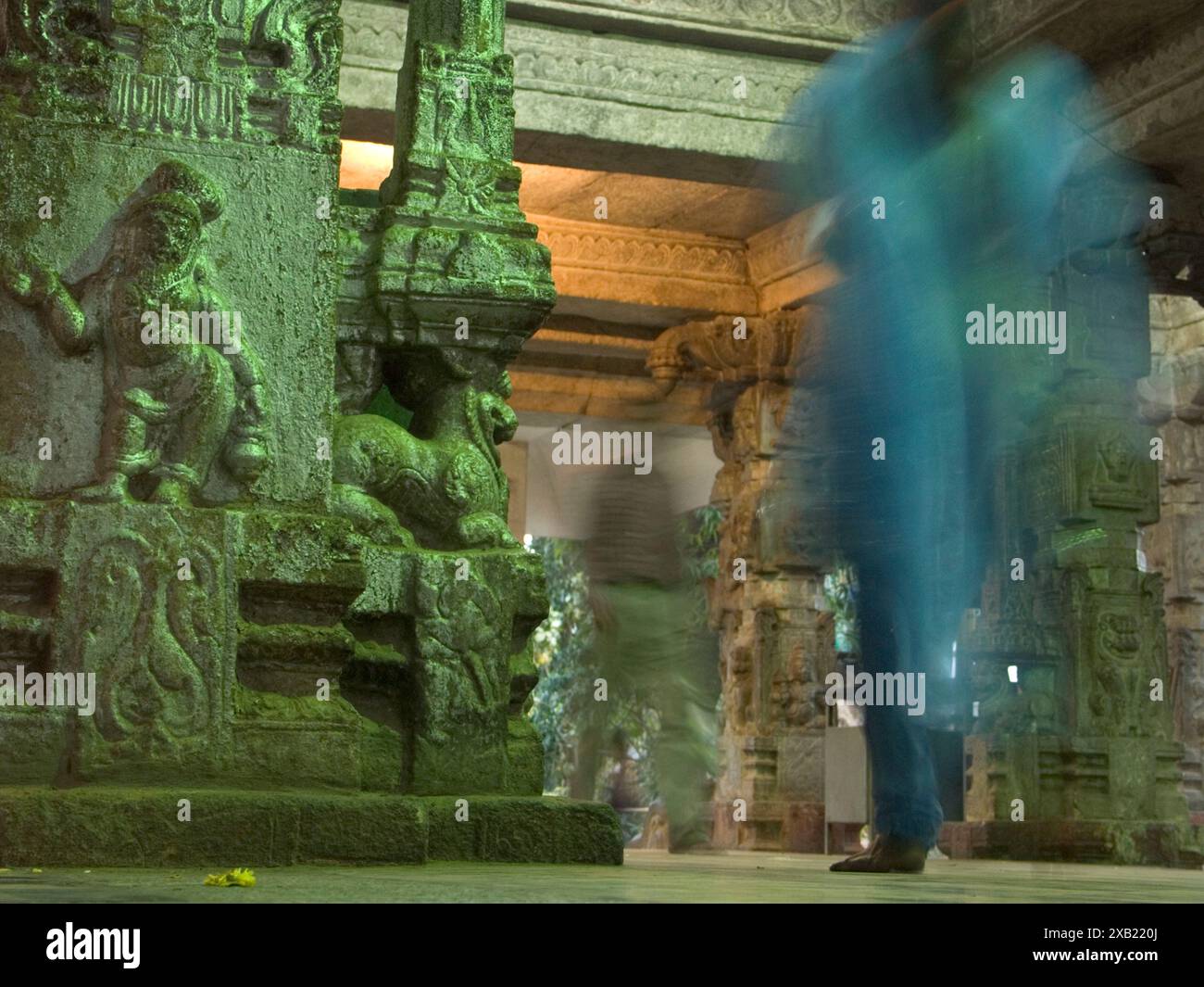 Geschnitzte Diebe am Eingang des Hindutempels in Hampi, Indien. Stockfoto