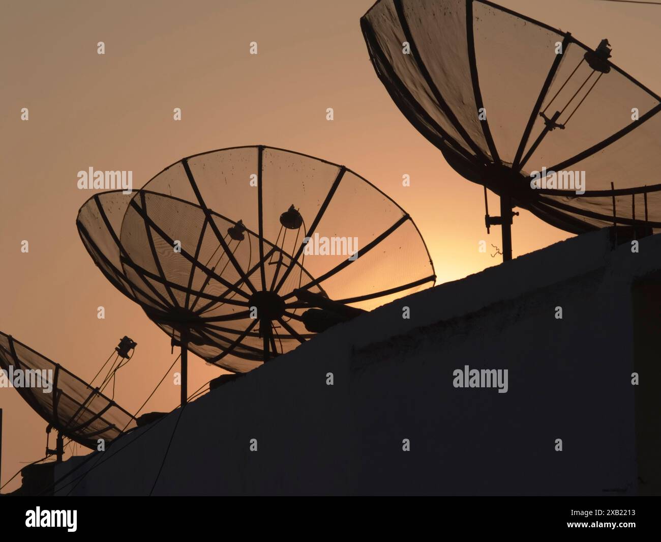 Satellitenschüsseln auf einem Gebäude. Stockfoto