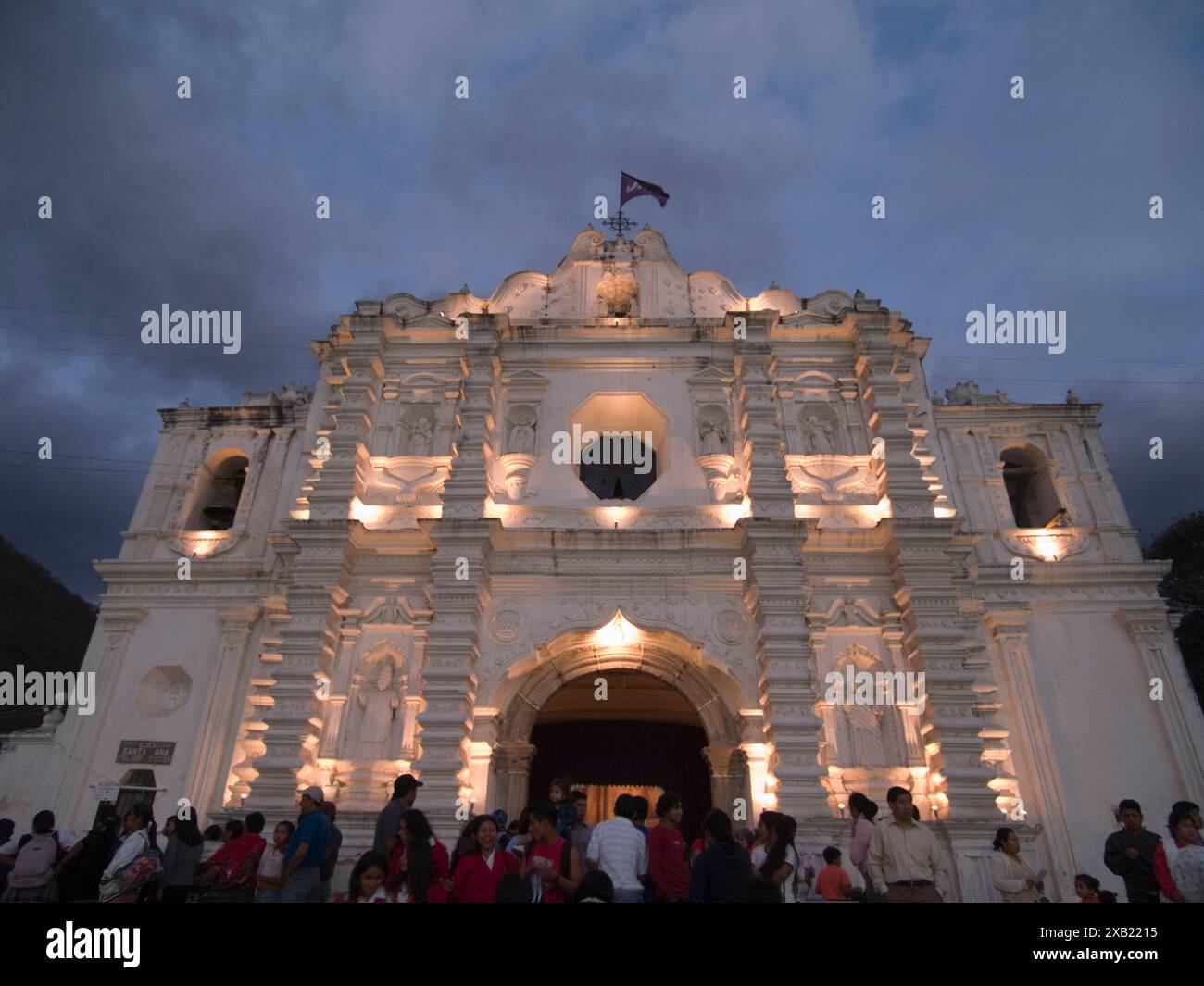 Die Fassade der Hauptkirche auf dem Stadtplatz in der Dämmerung. Stockfoto