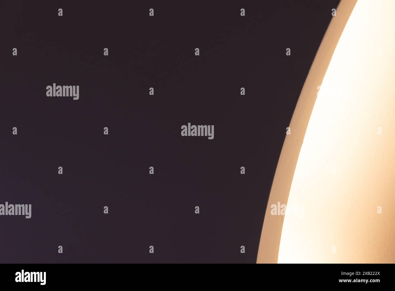 Abstraktes minimales Architekturfragment, weiße runde Nische. Architektonischer Hintergrund Stockfoto